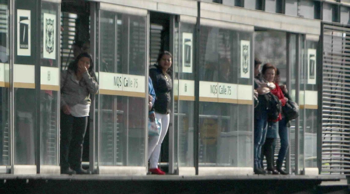 La banda aprovechaba la multitud que aguardaba por un bus de Transmilenio para hurtar los celulares. TRANSMILENIO PORTALES PASAJEROS CONTAMINACION BUSES
