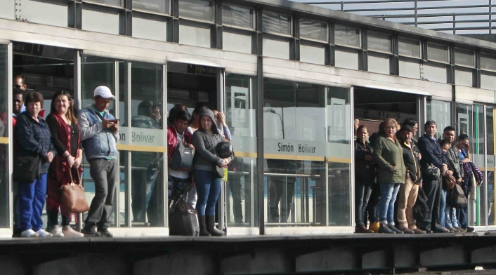 TRANSMILENIO PORTALES PASAJEROS CONTAMINACION BUSES