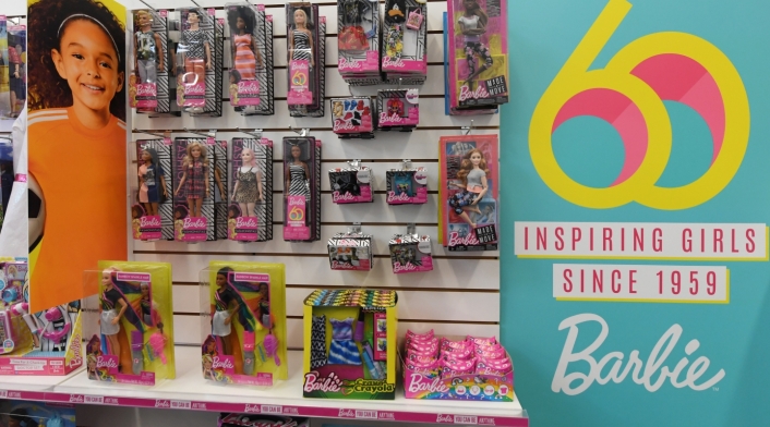 1968: Mattel presenta su primera muñeca negra, una amiga de Barbie llamada Christie. En 1980, se lanza la primera Barbie de color.