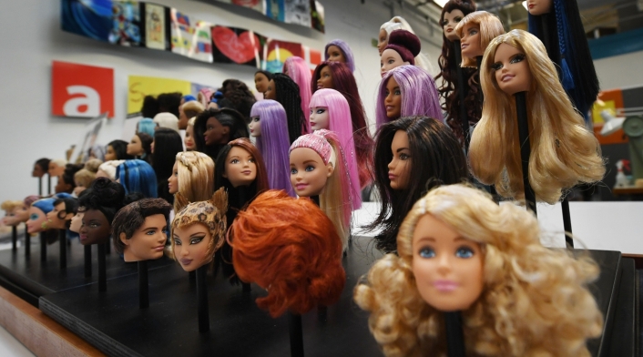 1970: Es creada la primera Barbie completamente articulada.