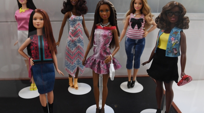 2004: Barbie deja a Ken por un surfista llamado Blaine, hermano de una de sus amigas. Pero la relación dura poco tiempo.