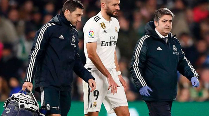 Karim Benzema sale del campo por una lesión en su dedo