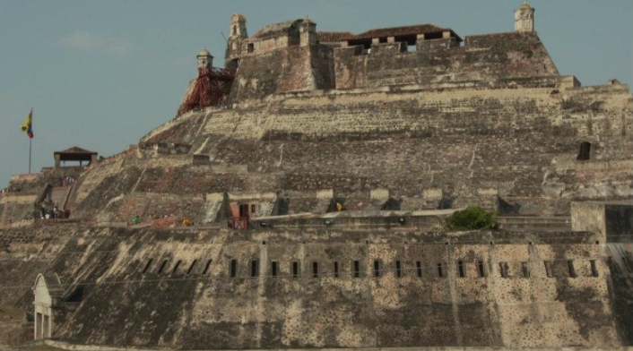 Torniquetes, vallas y arreglos en cemento están afectando la arquitectura de la fortificación