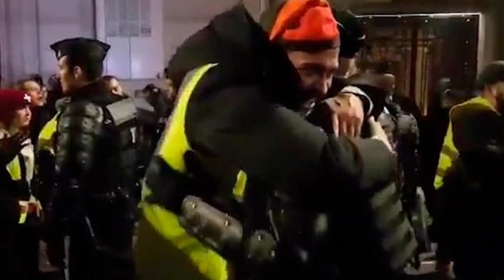 El abrazo entre los chalecos amarillos y la policía en Francia
