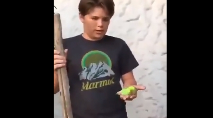 Renato Barrera sostiene a Chimuelo, su pajarito.