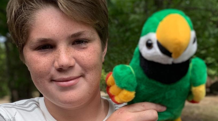 Renato Barrera sostiene a un juguete similar a Chimuelo, su pajarito. Renato Barrera sostiene a un juguete similar a Chimuelo, su pajarito.