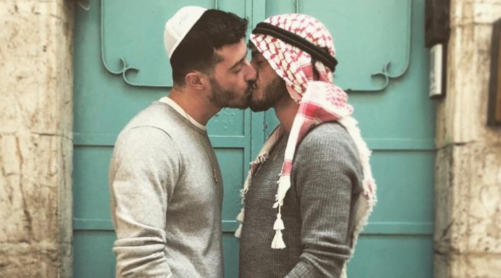 la imagen de dos hombres que se besan en Jerusalén.