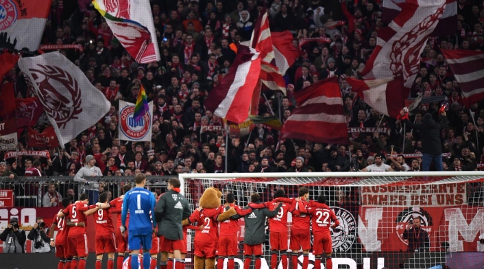 Jugadores del Bayern celebran con su hinchada Jugadores del Bayern celebran con su hinchada