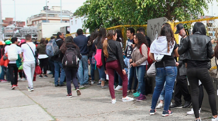 Jóvenes haciendo fila en Bogotá, en inmediaciones del Estadio El Campín