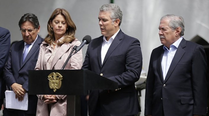 El presidente Iván Duque y el equipo de gobierno en la Escuela General Santander, en Bogotá