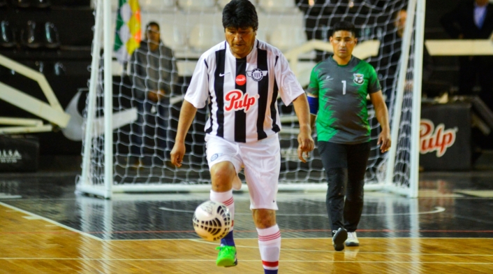 Evo Morales de manera permanente se muestra como jugador de fútbol, una de las mayores aficiones del pueblo boliviano.