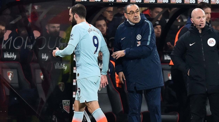 Gonzalo Higuaín y Maurizio Sarri