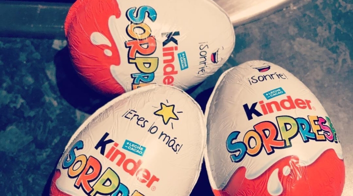 Escándalo por huevo Kinder Sorpresa con mensaje alusivo supuestamente al ‘Ku Klux Klan