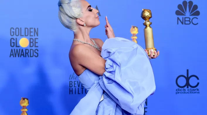 Lady Gaga cuando recibió su premio Globo de Oro por 'A Star is Born'