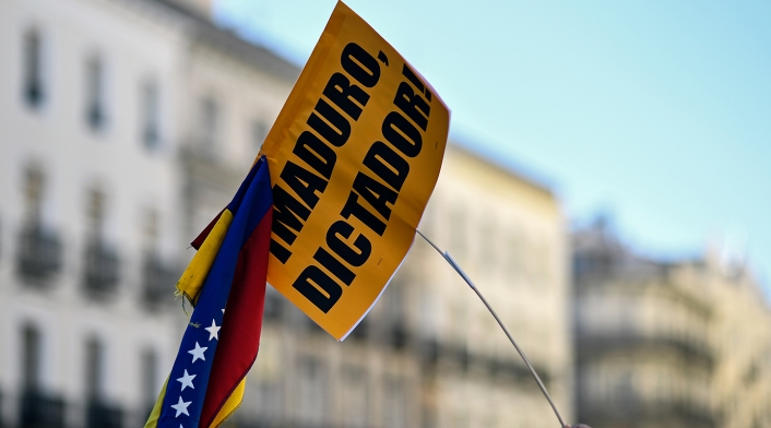 Una pancarta contra Nicolás Maduro expuesta por un venezolano en Madrid (España)