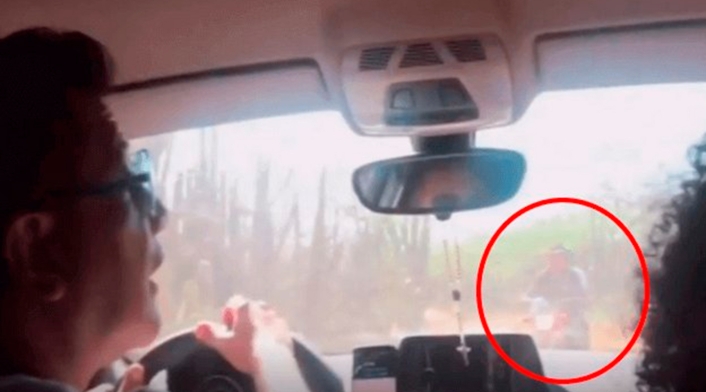 Los sujetos que abordaron al periodista Mauricio Gracia, su esposa Mónica Méndez y su hija Valentina