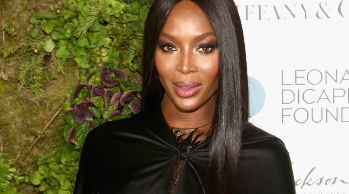 Naomi Campbell sorprende en desfile de Valentino