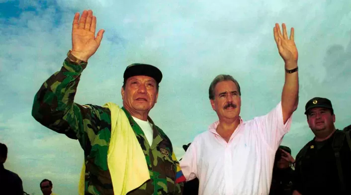 Pedro Antonio Marín Marín, mejor conocido por los alias de Manuel Marulanda Vélez o Tirofijo, junto al expresidente Andrés Pastrana en San Vicente del Caguán (Caquetá)