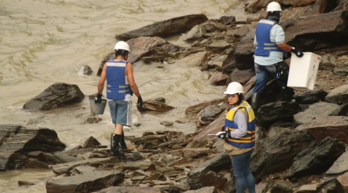 El rescate de peces en el río Cauca hecho por empleados de EPM