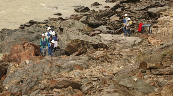 El rescate de peces en el río Cauca hecho por empleados de EPM