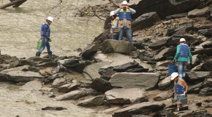 El rescate de peces en el río Cauca hecho por empleados de EPM