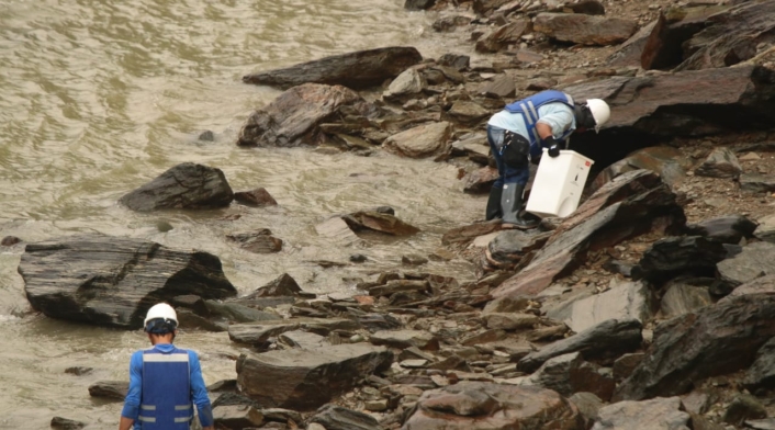 El rescate de peces en el río Cauca hecho por empleados de EPM