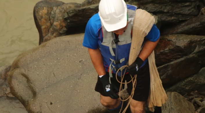 El rescate de peces en el río Cauca hecho por empleados de EPM
