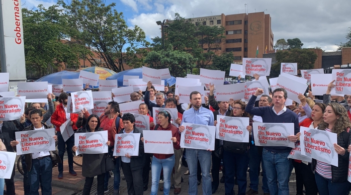 Plantón Nuevo Liberalismo, exsenadores Galán le piden al CNE que no dilaten el proceso.