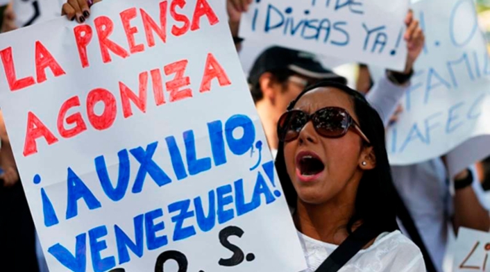 Manifestantes en Caracas (Venezuela) protestando por los ataques del régimen de Nicolás Maduro contra la prensa