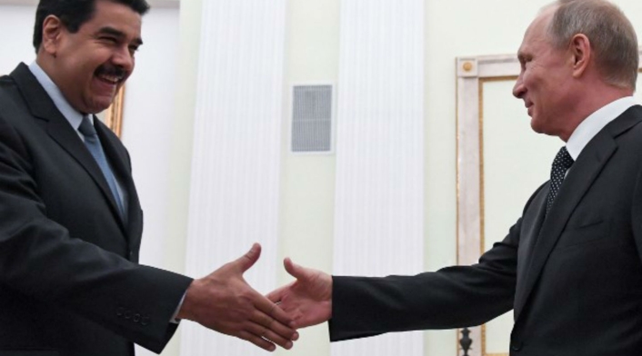 El presidente de Venezuela, Nicolás Maduro estrecha la mano de su homólogo de Rusia, Vladimir Putin. El presidente de Venezuela, Nicolás Maduro estrecha la mano de su homólogo de Rusia, Vladimir Putin.