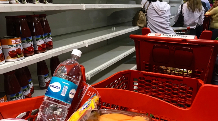 Las bandas organizadas de robo en supermercados se siguen consolidando y se enfocan particularmente en los artículos menos protegidos. Así luce en supermercado en Caracas, capital de Venezuela