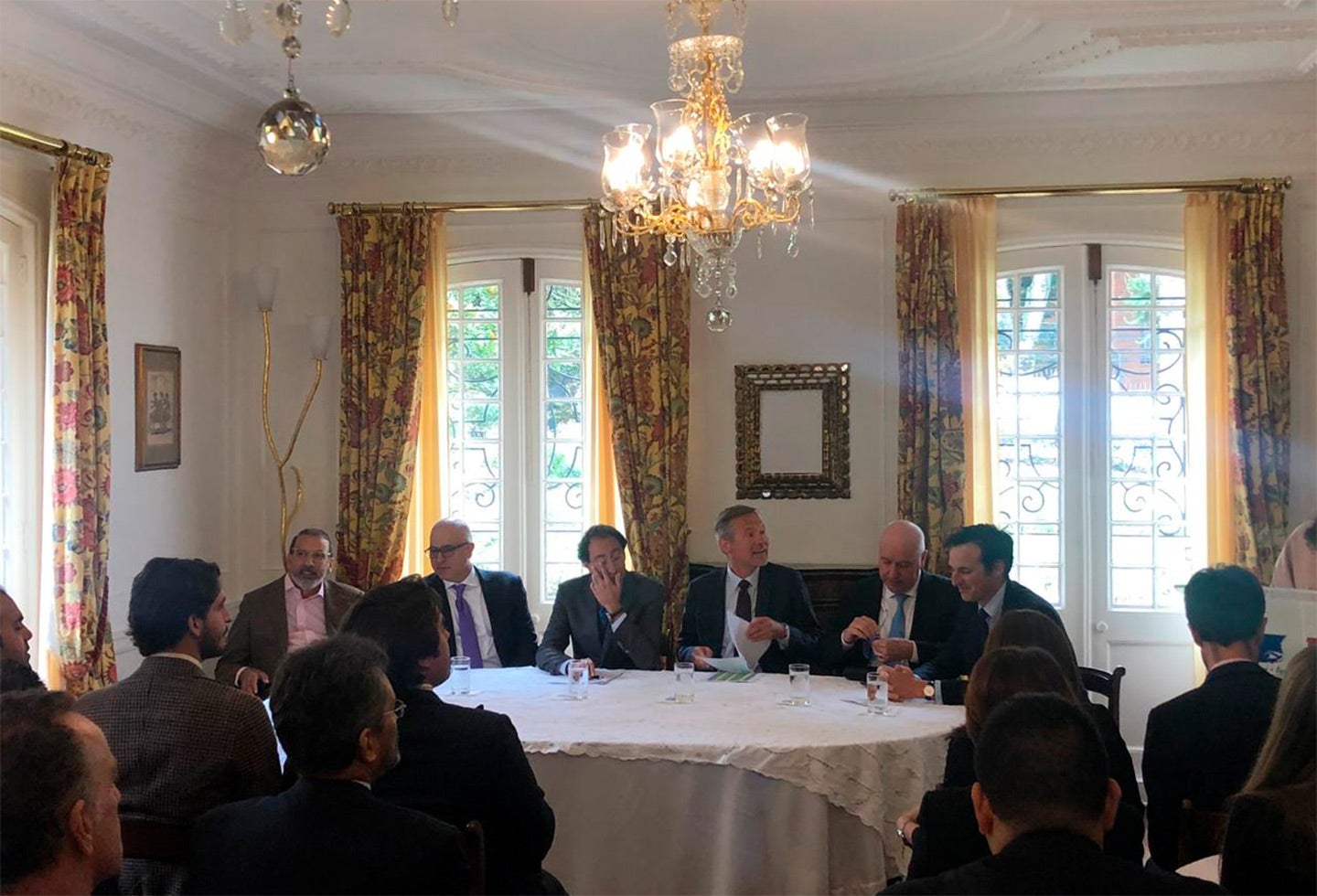 Tecnoglass anunciando el acuerdo de joint venture con Saint-Gobain, en la residencia francesa, en Bogotá