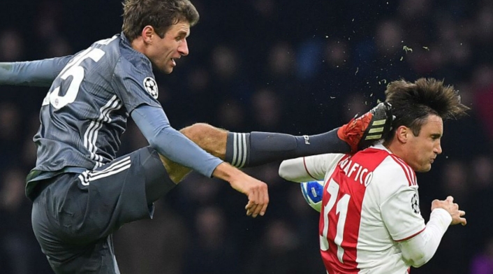 Falta de Thomas Müller a jugador del Ajax Falta de Thomas Müller a jugador del Ajax