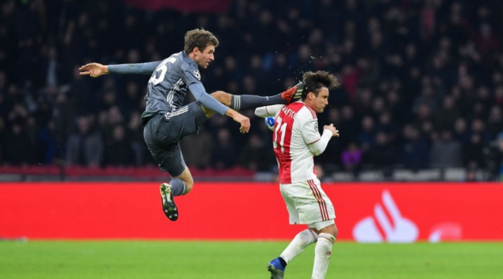 Thomas Müller sancionado por esta falta a jugador del Ajax Thomas Müller sancionado por esta falta a jugador del Ajax