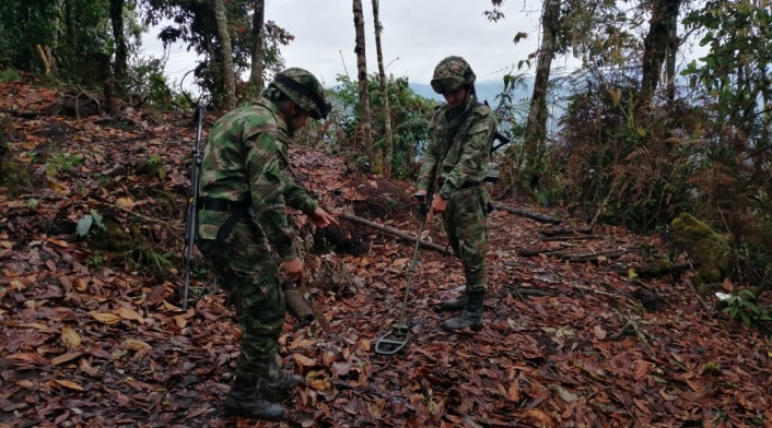 Destruyen artefacto explosivo y hallan fusil Ak 47 al sur del Tolima