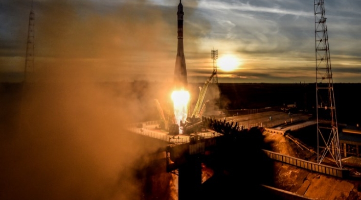 Cohete viaja al espacio