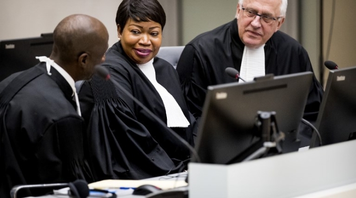 La fiscal jefe de la Corte Penal Internacional (CPI), Fatou Bensouda (centro), junto al fiscal adjunto James Stewart (derecha).