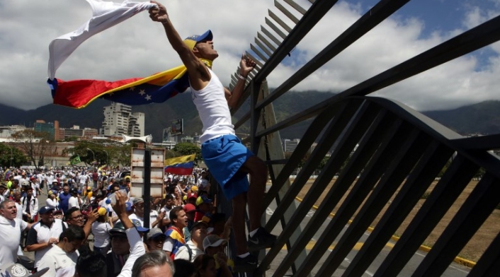 Venezolanos protestan en la frontera