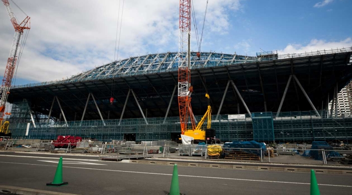Esta imagen muestra una vista del Centro de Gimnasia Ariake en construcción, sede de la gimnasia en los Juegos Olímpicos de Tokio 2020