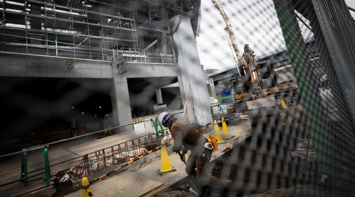 Un hombre trabaja en el Ariake Arena en construcción, sede de voleibol en los Juegos Olímpicos de Tokio 2020 y baloncesto en silla de ruedas en los Juegos Paralímpicos de Tokio.