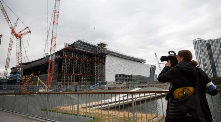 Un periodista graba el Ariake Arena, sede de voleibol en los Juegos Olímpicos de Tokio 2020 y baloncesto en silla de ruedas en los Juegos Paralímpicos.