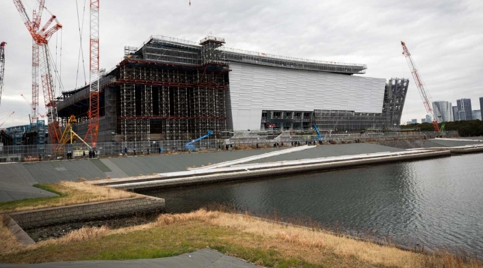 Esta imagen muestra una vista de la construcción del Centro Acuático Olímpico, sede de la natación, el buceo y la natación artística en los Juegos Olímpicos de Tokio 2020