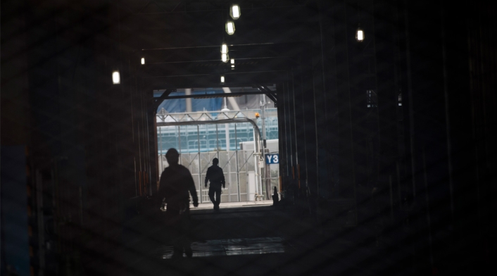 Los trabajadores en el estadio Ariake Arena en construcción, sede de voleibol en los Juegos Olímpicos de Tokio 2020 y baloncesto en silla de ruedas d los Juegos Paralímpicos
