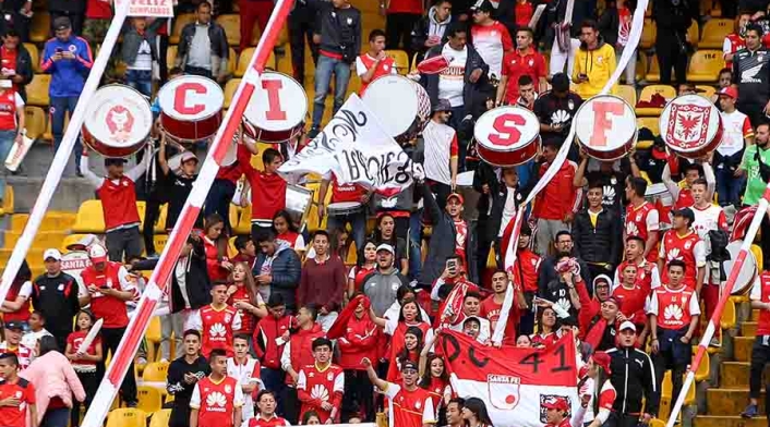 HINCHAS DE SANTA FE EN EL ESTADIO EL CAMPIN