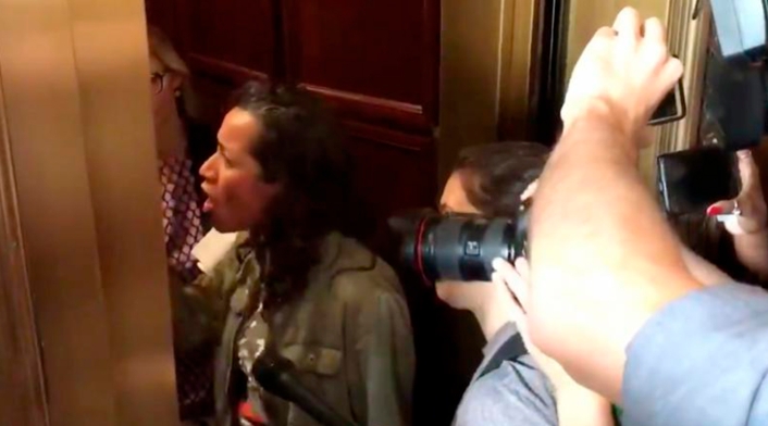 Ana María Archila increpando al senador Jeff Flake en un ascensor