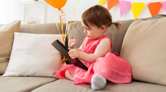 bebé con tablet