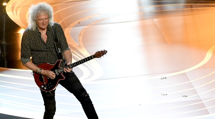 Brian May en el tributo a Queen en los Óscar