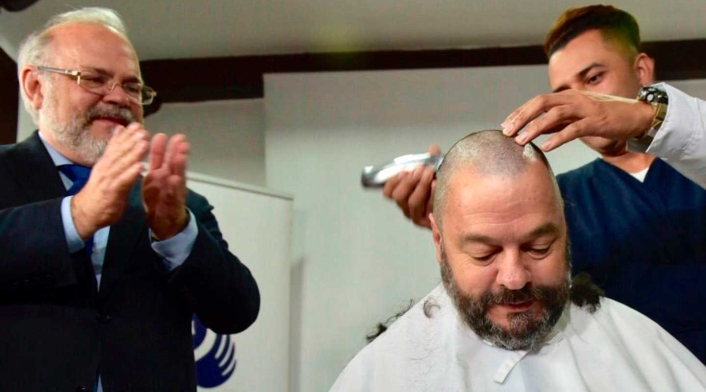 Carlos Negret, defensor del pueblo, se corta su cabello Carlos Negret, defensor del pueblo, se corta su cabello