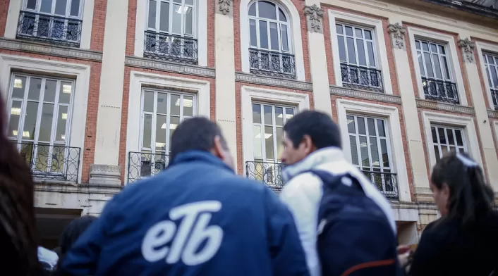 Un trabajador de ETB Un trabajador de ETB