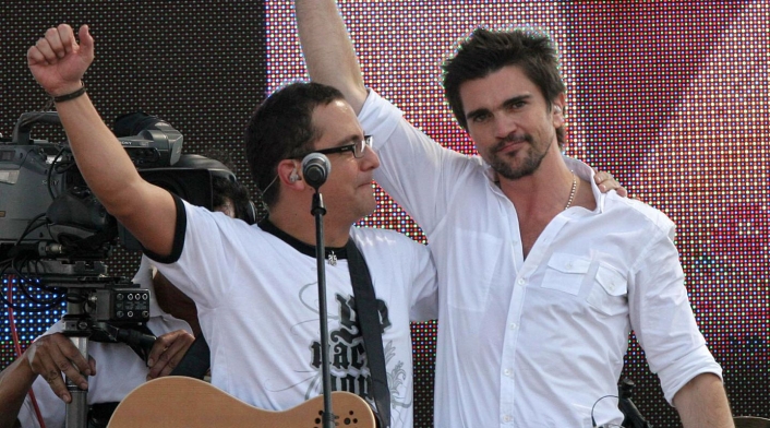 El ecuatoriano Juan Fernando Velasco y el colombiano Juanes, en el concierto Paz sin Fronteras.